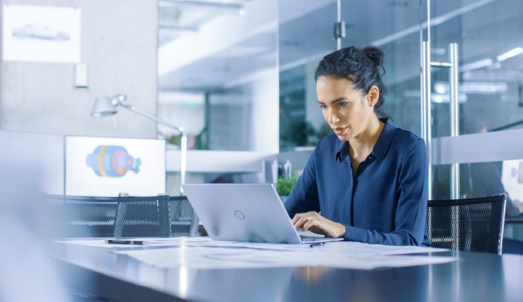 femme travaillant sur un ordinateur portable