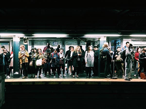 Personnes qui attendent sur un quai de métro