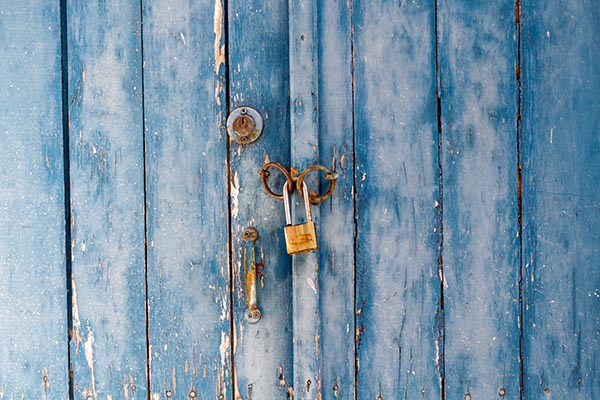 Porte fermée avec un cadenas